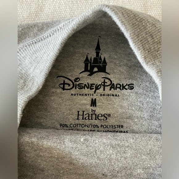 NWT Disney Parks Walt Disney World Minnie Mouse Christmas t-shirt - Picture 2 of 2